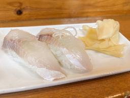 　北海道白老町の養殖施設で育てられたホッケの稚魚（同町提供）