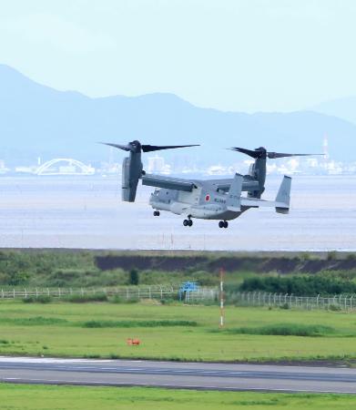 　佐賀空港の滑走路に着陸する１７機目の輸送機Ｖ２２オスプレイ＝１２日午後