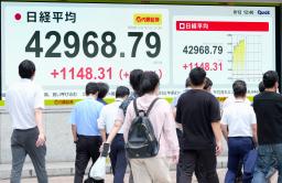 　日経平均株価の終値を示すボード。約１年１カ月ぶりに史上最高値を更新した＝１２日午後、東京都中央区