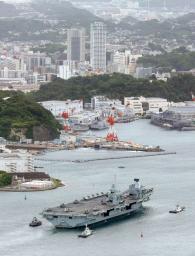 　海上自衛隊横須賀基地に入港した英海軍駆逐艦ドーントレス（左）とノルウェー海軍フリゲート艦ロワール・アムンセン＝１２日午前