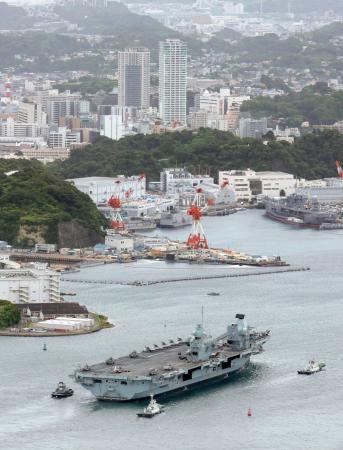 　米海軍横須賀基地に向かう英空母プリンス・オブ・ウェールズ＝１２日午前、神奈川県横須賀市（共同通信社ヘリから）