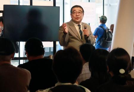 　大阪・関西万博の会場で講演する「救う会」の西岡力会長＝１２日午後、大阪市此花区の夢洲