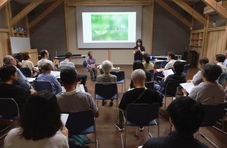 　旧満州に入植した開拓団の団員を父に持つ、植松豊子さん（奥左）を招いて開かれた講演会＝７月、長野県阿智村の満蒙開拓平和記念館