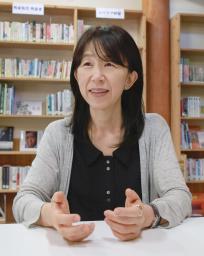 　旧満州に入植した開拓団の団員を父に持つ、植松豊子さん（奥左）を招いて開かれた講演会＝７月、長野県阿智村の満蒙開拓平和記念館