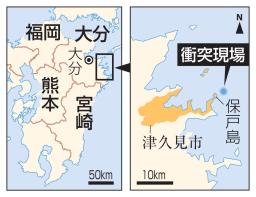 　ヨットと衝突した砂利採取運搬船「第３８さだ丸」（手前）＝１３日午後０時５９分、大分県津久見市沖（共同通信社ヘリから）