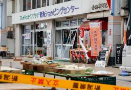 　爆発で割れた商業施設のガラス＝１３日午後１時５３分、新潟市