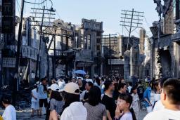 　映画館に掲げられた映画「南京写真館」のポスター＝３日、中国上海市（共同）