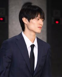 　有罪判決を受け、裁判所を後にする上村謙信被告＝１３日、香港（共同）