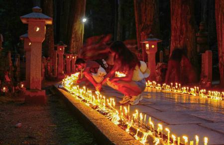 　高野山奥之院で行われた「ろうそくまつり」＝１３日夜、和歌山県高野町