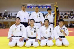 　柔道男子団体で優勝した国士舘＝ジップアリーナ岡山