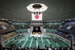 　全国戦没者追悼式が行われる東京・日本武道館＝１５日午前９時１９分