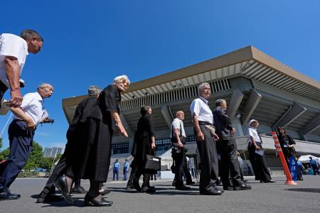 　全国戦没者追悼式が行われる東京・日本武道館へ向かう参列者＝１５日午前９時３８分