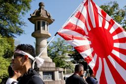 　終戦の日を迎え、千鳥ケ淵戦没者墓苑で手を合わせる人＝１５日午前８時４０分、東京都千代田区
