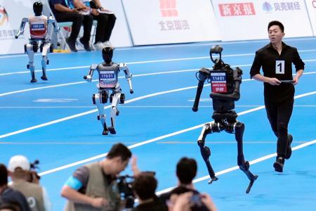 　「世界人型ロボットスポーツ大会」の１５００メートル走に出場したロボット＝１５日、北京（共同）