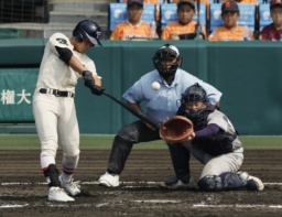 　花巻東―東洋大姫路　３回裏東洋大姫路２死二塁、白鳥が左中間に適時二塁打を放つ。捕手高橋蓮＝甲子園