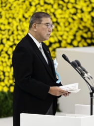 　全国戦没者追悼式で式辞を述べる石破首相＝１５日午前１１時５５分、東京・日本武道館
