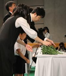 　長崎市で開かれた集会で思いを述べる田添真菜さん＝１５日午前
