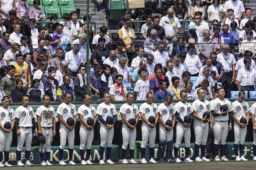 　全国高校野球選手権大会が開催されている甲子園球場で、戦没者を悼み黙とうする観客ら＝１５日正午