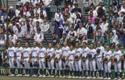 　全国高校野球選手権大会が開催されている甲子園球場で、戦没者を悼み黙とうする観客ら＝１５日正午