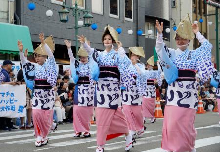 　阿波おどりの最終日を迎え、踊りを披露する「ダイバーシティとくしま連」＝１５日午後、徳島市