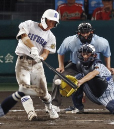 　県岐阜商―東海大熊本星翔　８回表県岐阜商２死一、二塁、駒瀬が右前に勝ち越し打を放つ。捕手比嘉＝甲子園