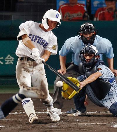 　県岐阜商―東海大熊本星翔　８回表県岐阜商２死一、二塁、駒瀬が右前に勝ち越し打を放つ。捕手比嘉＝甲子園