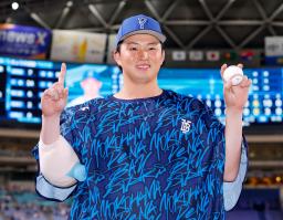 　７回、２ランを放ちナインに迎えられるＤｅＮＡ・林＝バンテリンドーム