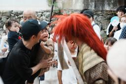 　椎出厳島神社で奉納された「椎出鬼の舞」＝１６日午後、和歌山県九度山町