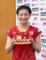 　ポーズをとる志田千陽（左）、松山奈未組＝１６日、東京都内