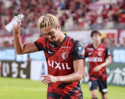 　京都―東京Ｖ　後半、先制ゴールを決める京都・ラファエルエリアス（右）＝サンガＳ