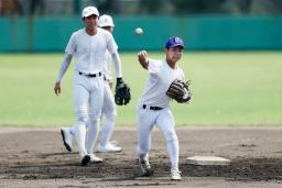 　打撃練習する関東第一の選手たち＝兵庫県西宮市