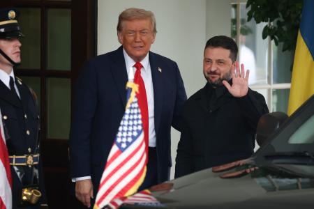 　米ホワイトハウスに到着したウクライナのゼレンスキー大統領（右）を出迎えるトランプ大統領＝１８日（ゲッティ＝共同）