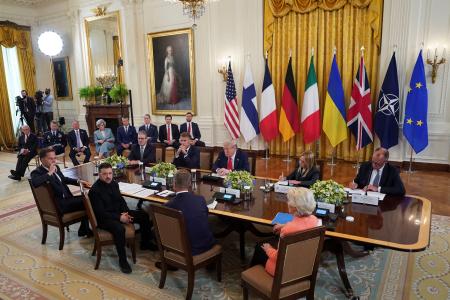 　米ホワイトハウスで欧州首脳と協議するトランプ大統領（奥中央）とウクライナのゼレンスキー大統領（手前左から２人目）＝１８日（ロイター＝共同）