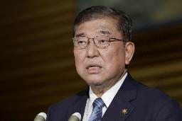 　記者団の取材に応じる石破首相＝１９日午後、首相官邸　