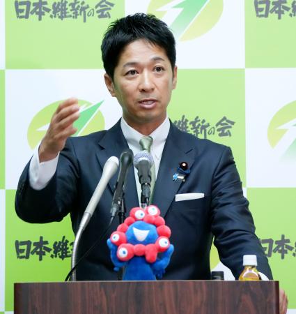 　記者会見する日本維新の会の藤田共同代表＝１９日午後、国会