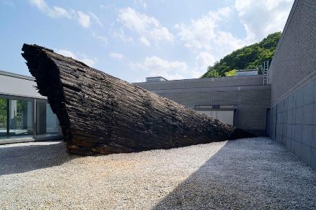 　第４４回中原悌二郎賞を受賞した藤原千也さんの作品「太陽のふね」（ＩＮＯＵＥ　Ｋｏｊｉ撮影）