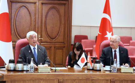 　トルコのギュレル国防相（右）と会談する中谷防衛相＝１９日、アンカラ（共同）