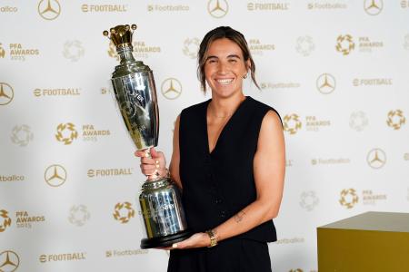 　イングランド・サッカーのプロ選手協会の女子最優秀選手に選出されたマリオナ・カルデンテイ＝１９日、マンチェスター（ＰＡ提供・ＡＰ＝共同）