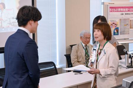 　文科省の担当者（左）に要望書を提出する「香害をなくす議員の会」代表＝２０日午前、東京都千代田区