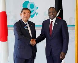 　会談前に握手する国連のグテレス事務総長（右）と石破首相＝２０日午後、横浜市（代表撮影）