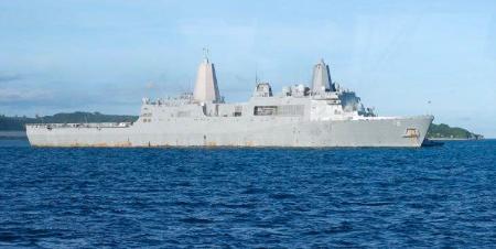 　火災が発生した米海軍の艦船「ニューオーリンズ」＝２０日午後、沖縄県うるま市沖（中城海上保安部提供）