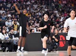 　トークショーでファンの質問にポーズで答えるＮＢＡレーカーズの八村＝ＩＧアリーナ
