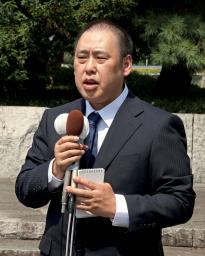 　茨城県知事選が告示され、第一声を上げる大井川和彦氏＝２１日午前、水戸市