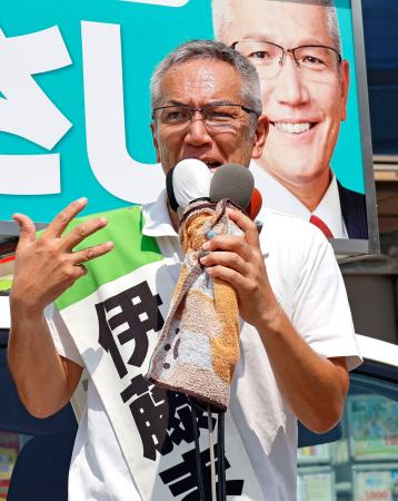 　三重県知事選が告示され、街頭演説する伊藤昌志氏＝２１日午前、近鉄四日市駅前