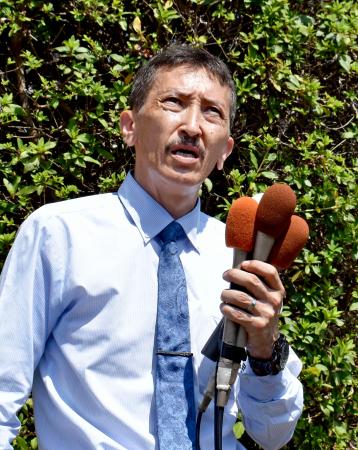 　三重県知事選に立候補し、政策を訴える石川剛氏＝２１日午前、三重県庁前