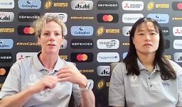 　オンラインで記者会見するラグビー女子日本代表のマッケンジー・ヘッドコーチ（左）と長田主将＝２２日