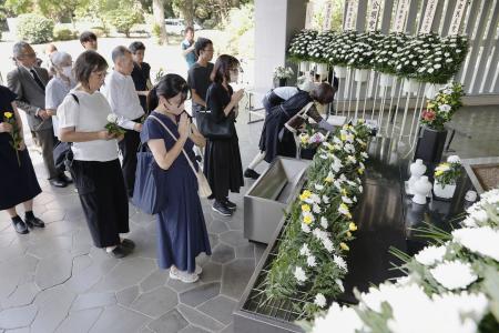 　シベリア・モンゴル抑留犠牲者追悼の集いで、献花し手を合わせる人たち＝２３日午後、東京都千代田区の千鳥ケ淵戦没者墓苑