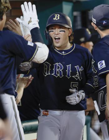 　６回、３ランを放ちナインに迎えられるオリックス・西野＝楽天モバイルパーク