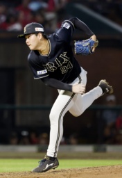 　６回、３ランを放ちナインに迎えられるオリックス・西野＝楽天モバイルパーク