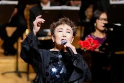 　日中文化交流コンサートでステージに立つ加藤登紀子さん＝２３日、中国黒竜江省ハルビン（共同）